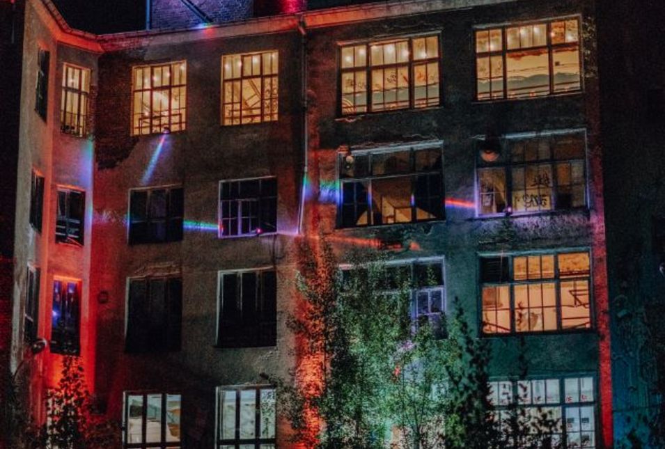 Bunt beleuchtetes Gebäude der ibug 2017 bei Nacht